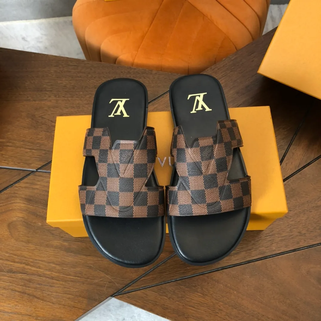 Factory price: 270💰LV counters are selling new brand luxury men's slippers, casual, loose and comfortable. The must-have model in the picture above [Happy][Happy], multiple colors available Size: 38-44, customized 45